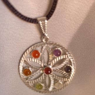 Colgante Flor con minerales de los Chakras