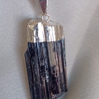 Colgante de Turmalina Negra en bruto con baño de plata