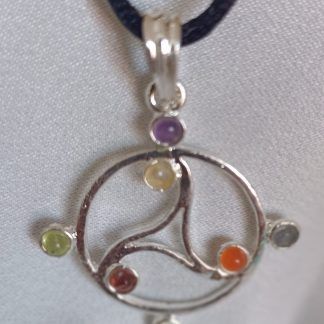 Colgante Trisquel con minerales de los Chakras