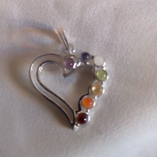 Colgante Corazón con minerales de los Chakras