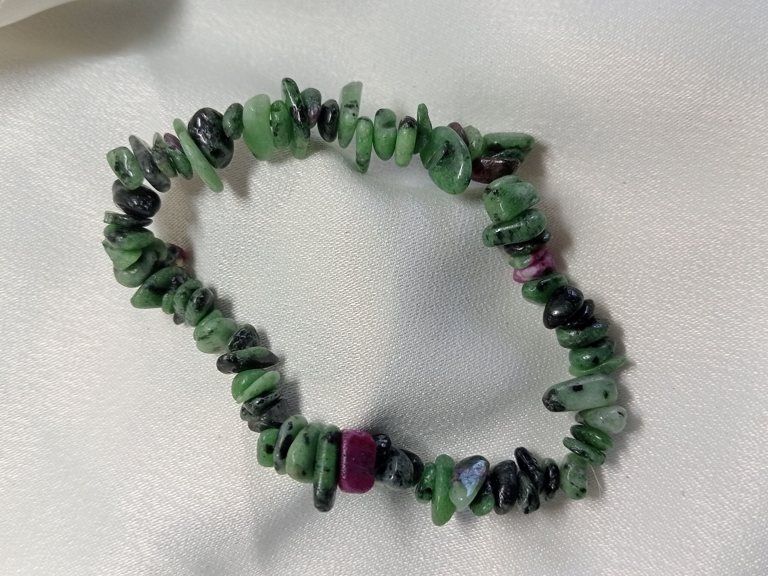 Pulsera de Zoisita con Rubí