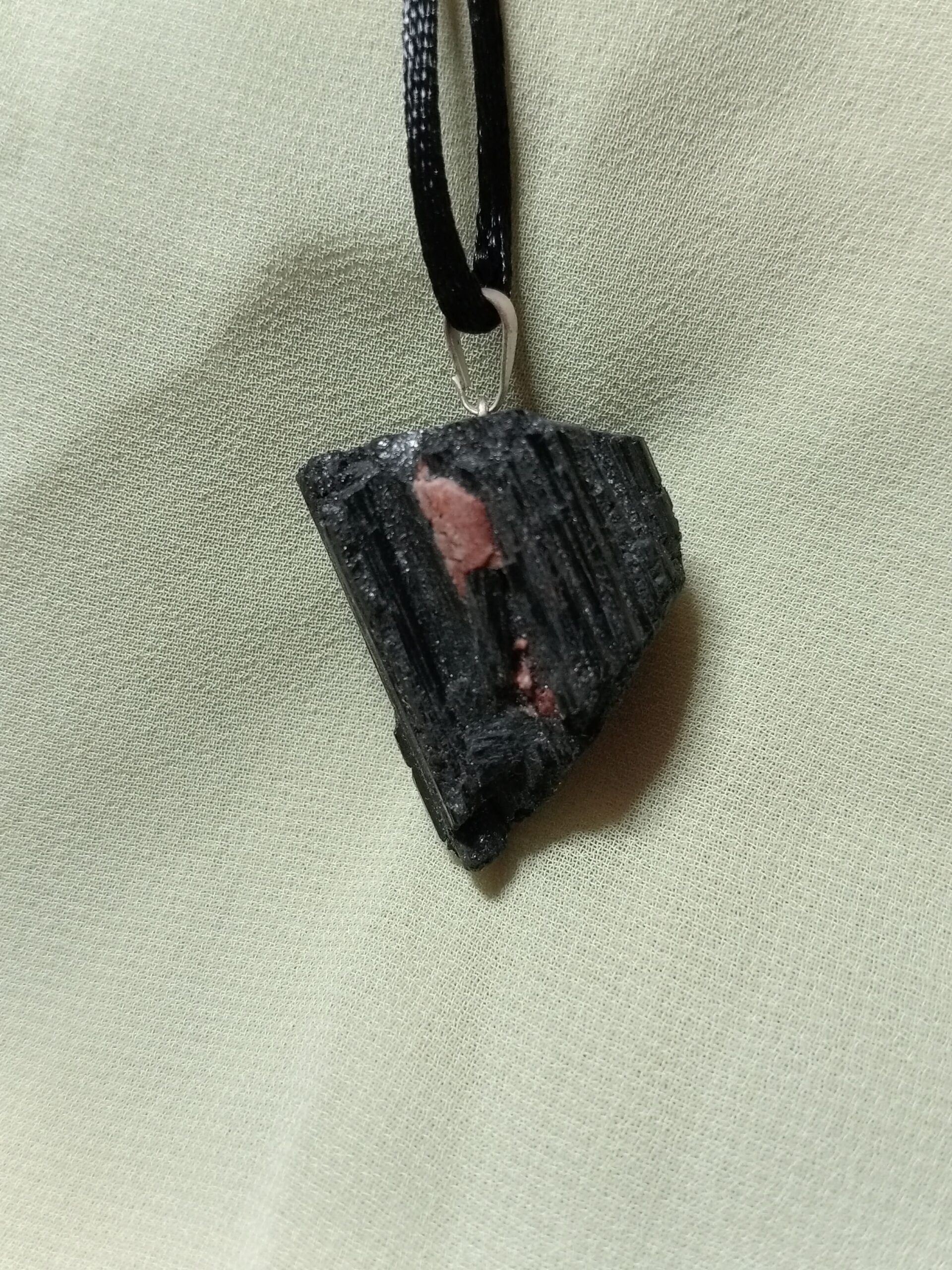 Colgante de Turmalina Negra Catedral en bruto - Imagen 3