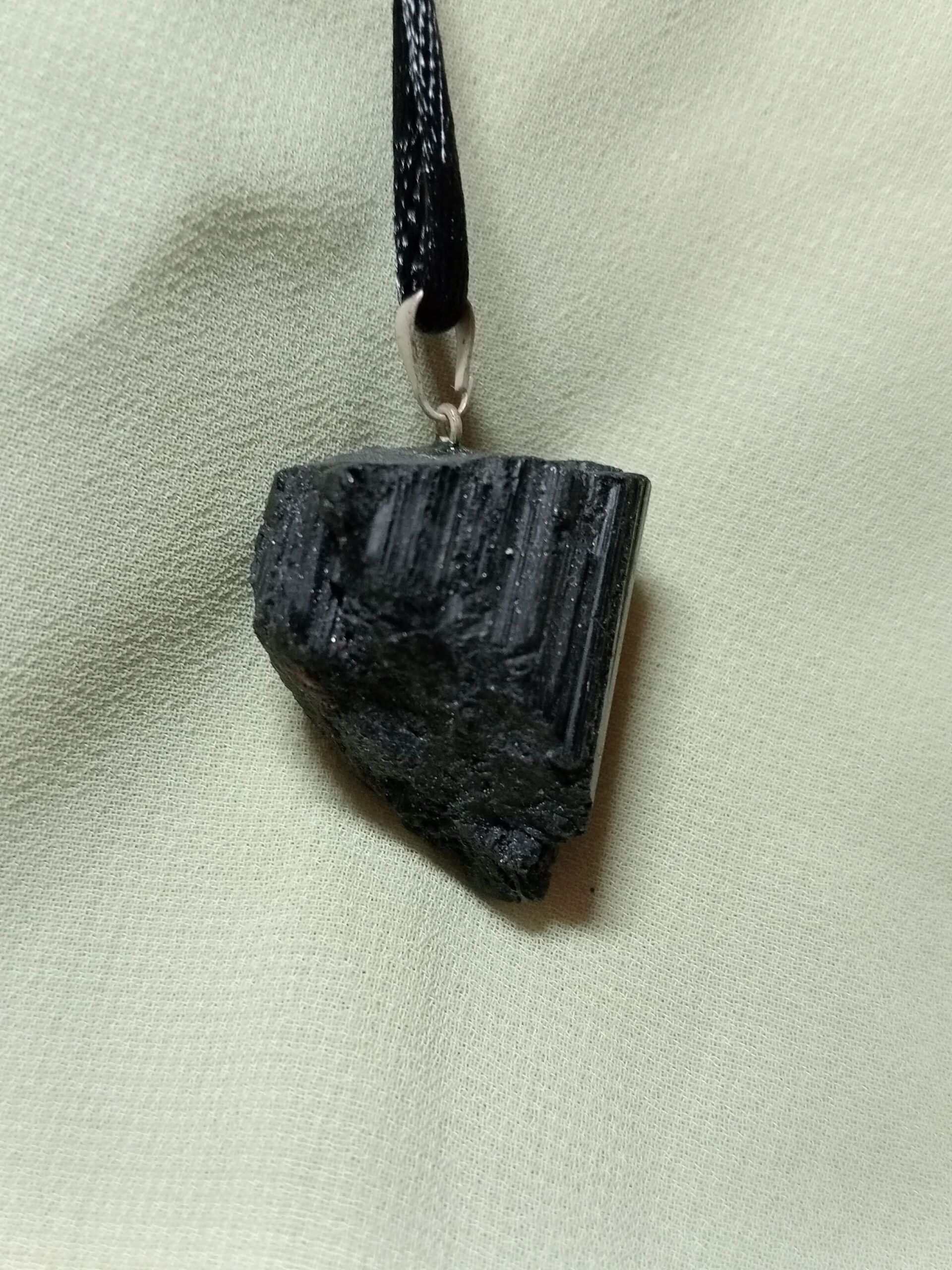 Colgante de Turmalina Negra Catedral en bruto - Imagen 4