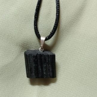 Colgante de Turmalina Negra Catedral en bruto