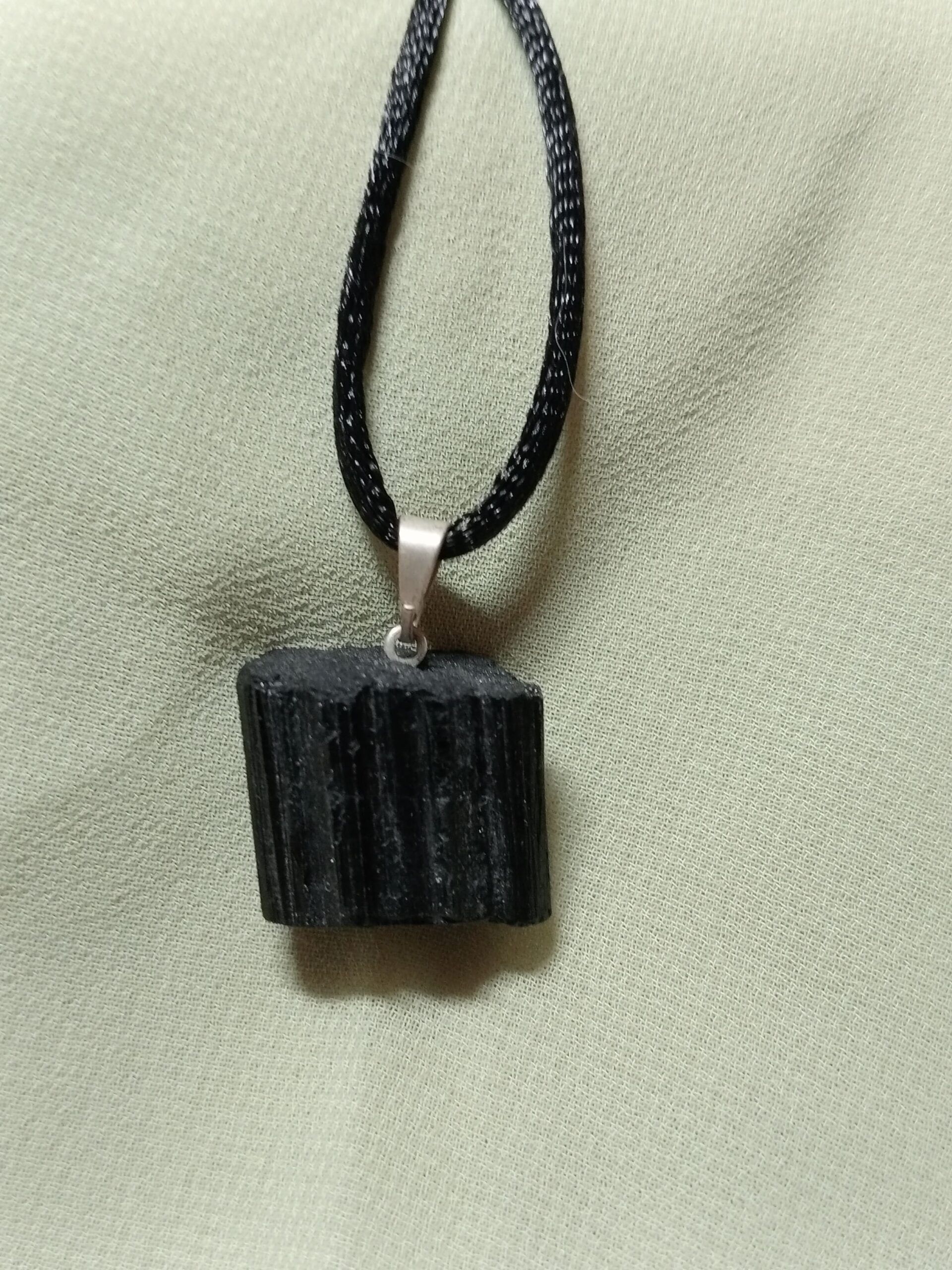 Colgante de Turmalina Negra Catedral en bruto
