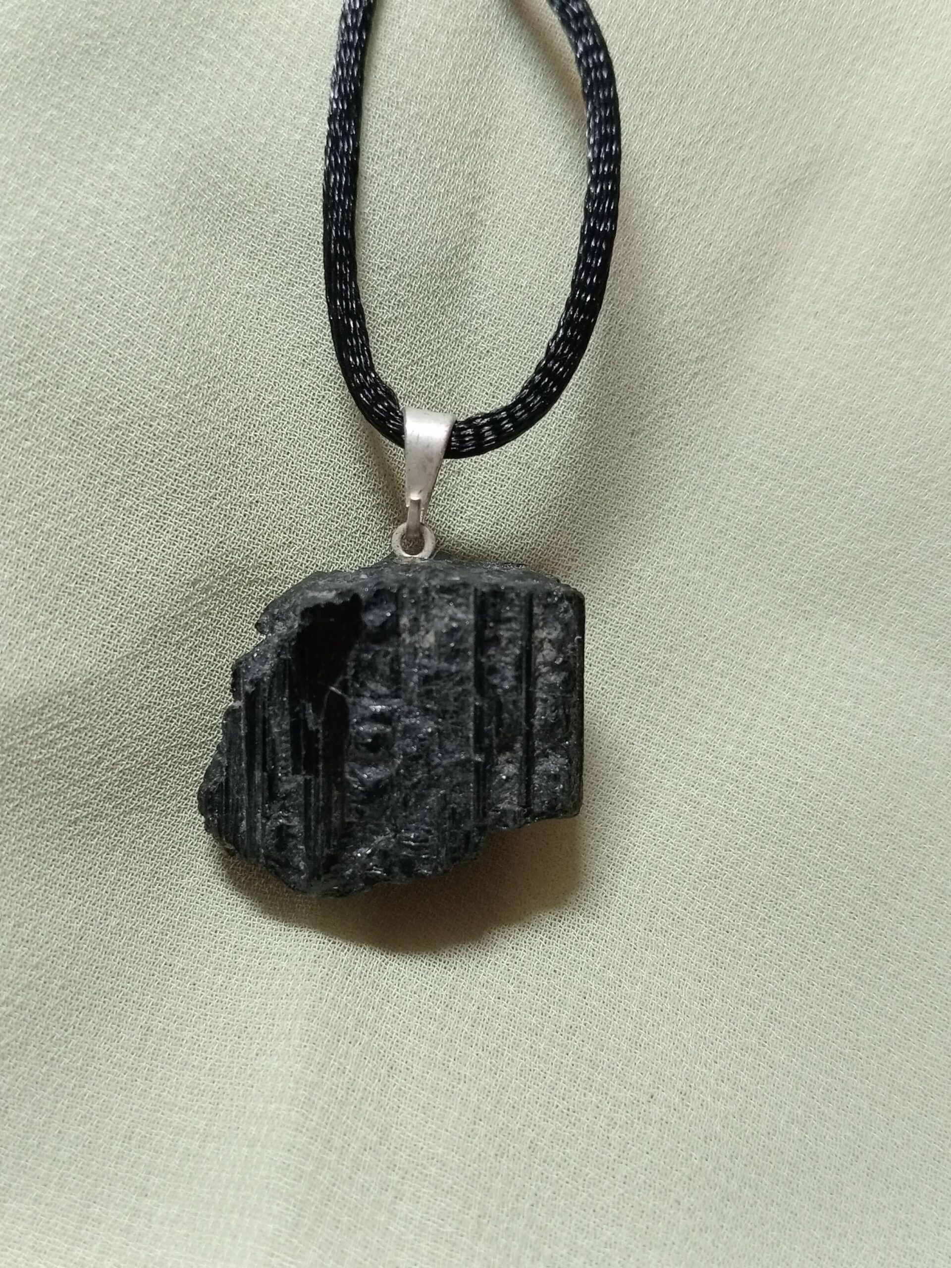Colgante de Turmalina Negra Catedral en bruto - Imagen 7