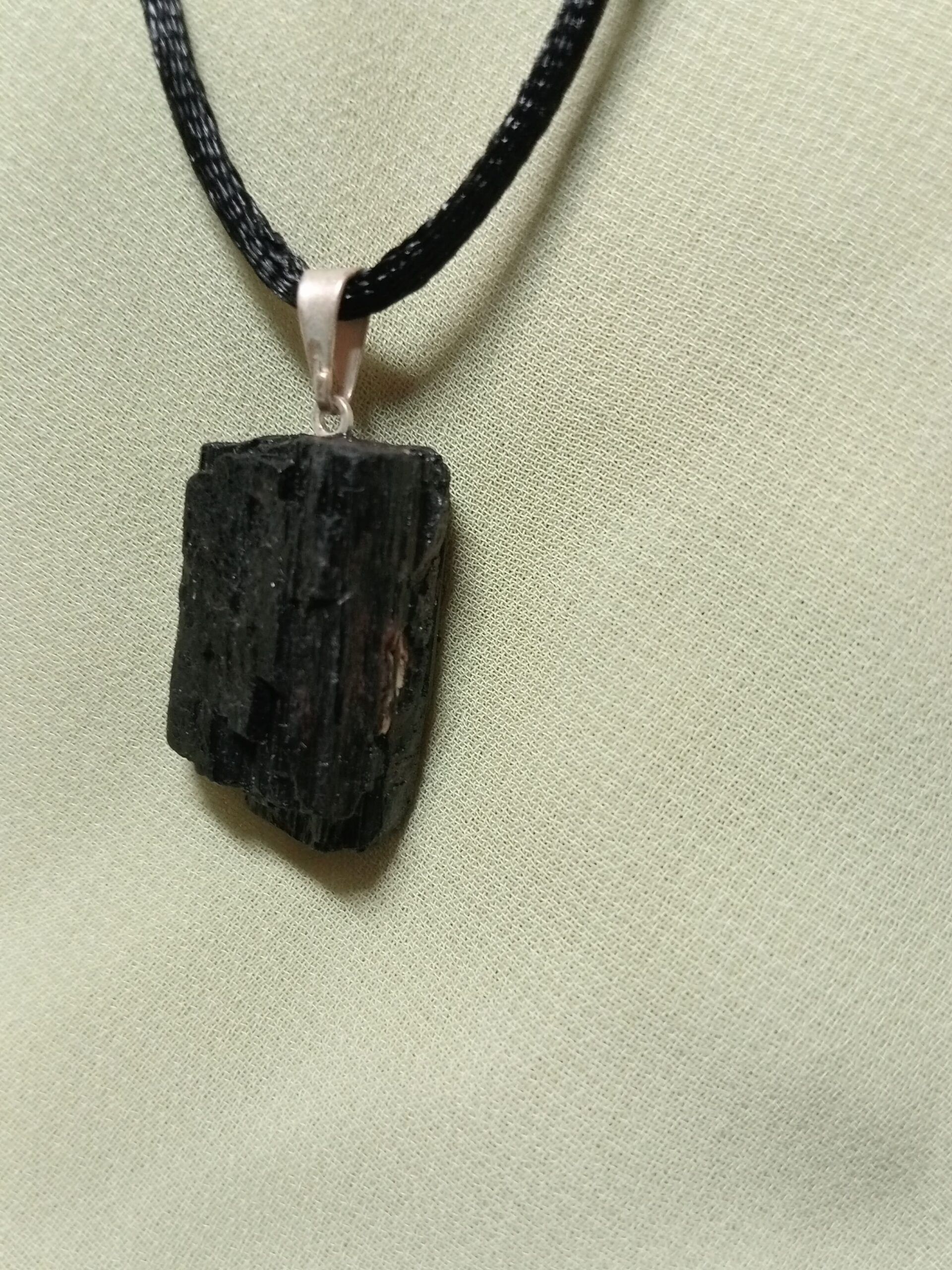 Colgante de Turmalina Negra Catedral en bruto - Imagen 9